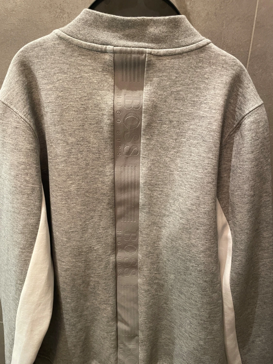 Grå zip-kofta från Hugo Boss - 1