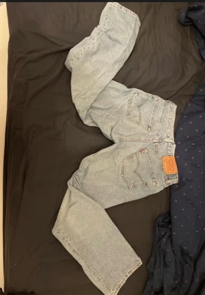 Ljusblå Levis jeans  - Dessa ljusblå jeans är i gott skick och har knappt använts. Jag har klippt av dem längst ner för att få mer vidhet och få dem att passa över mina skor. W31 L30
