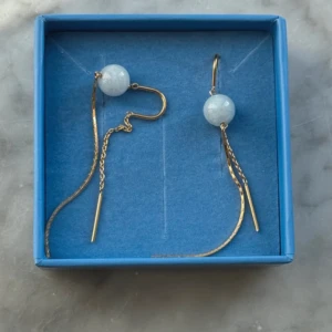 Guldörhängen med pärla  - Superfina långa örhängen från enamel Copenhagen som inte kommer till användning! Nypris: 800kr💕