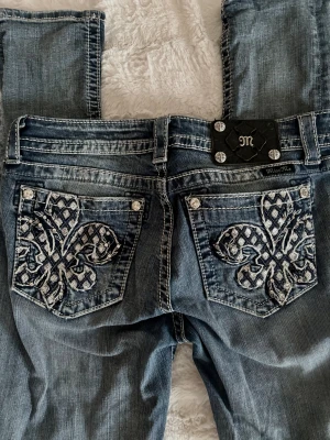 Miss Me jeans - Low rise skinny jeans från miss me. Endast använda vid två tillfällen. Jättefin skick och har inga defekter. Midjemått rakt över är 40 cm. Innebenslängd 78 cm.