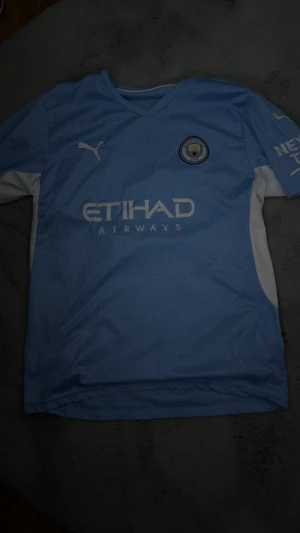 Man City kortärmad matchtröja Puma ( De Bruyne ) - Säljer en officiell Manchester City fotbollströja från Puma i ljusblått med vita detaljer. Aldrig använd. Top skick! Pris går att diskutera!