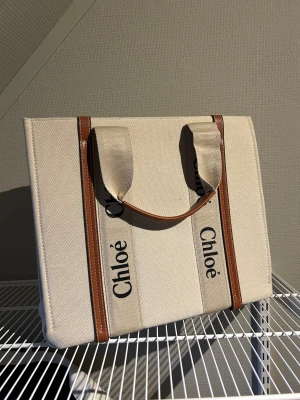 Chloé helt ny - Helt ny Chloé i beiga och bruna toner. Stor nog att rymmas med en laptop. Replika
