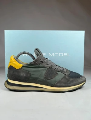 Philippe Model sneakers grå/gul - Riktigt feta phillipe model trpz. De är storlek 42 och sitter bra: skick 8/10 de har inga riktigt synlig defekter men bara lite fläckig på mockan. Riktigt bra och prisvärd för dig: nypris ca 3300kr🤩OBS! Priset inte hugget!