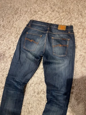 Nudie jeans grim tim slim straight fit herr fade  - Nudie jeans slim straight fit modell grim tim. Riktigt fet och unik wash. Mycket bra skick, inga märkvärdiga defekter. Storlek w33, postas antigen samma dag som köp eller dagen därpå🙌💯