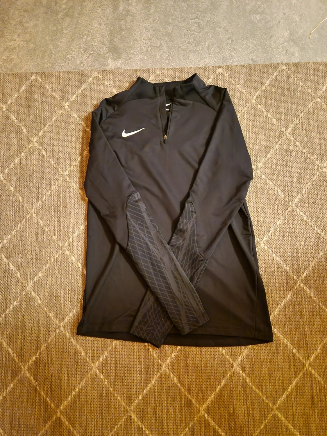 Svart Nike Dri-Fit half zip tröja