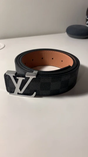 Black and brown belt - No defects and it’s brand new. This belt is very nice and in good condition. Size 46|116. It fits for any outfit. Price can be discussed. 