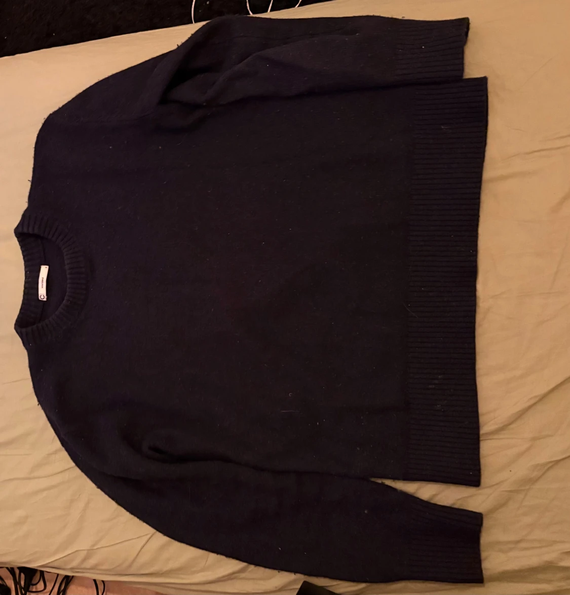 Mörkblå stickad tröja i ullmix