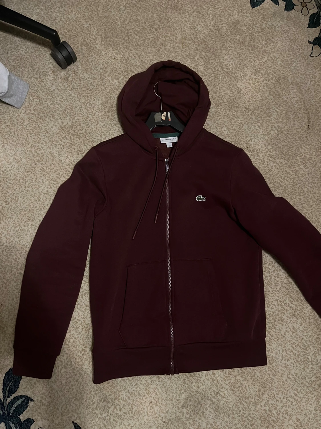 Vinröd hoodie från Lacoste med dragkedja