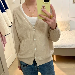 Soft Goat kofta - Superfin kashmir kofta ifrån soft goat!! Finns ett litet hål vid ärmen men annars inga defekter 💝💝 storlek S! 