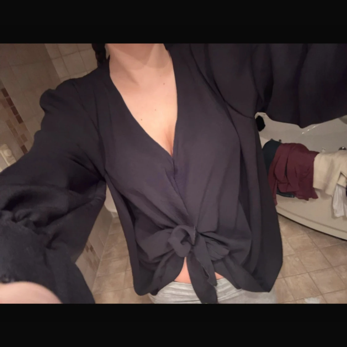 Svart blus med knyt framtill - 1