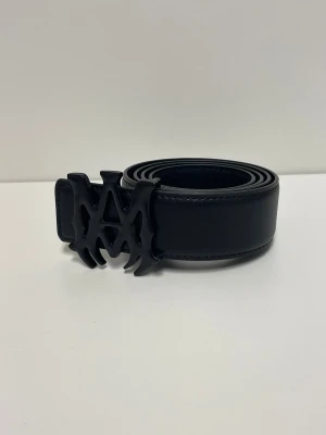 Amiri Bälte  - Säljer ett helt nytt bälte, aldrig använd. Storlek 110. Snabb frakt fraktas inom 24h efter köp. Kan härmas i Haninge, skriv gärna vid fler frågor.