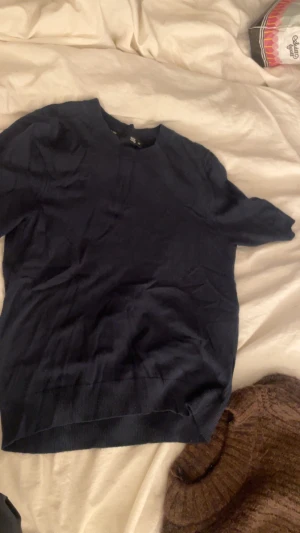 Marinblå t shirt  - Väldigt stretchigt, skönt och mjukt material. Passar perfekt till ett par yogapants för en chill look eller till ett par snygga jeans. Storlek xs men passar även s 