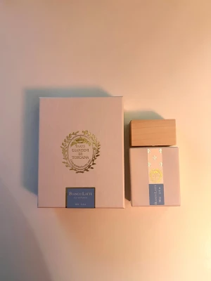 Bianco latte  - Bianco Latte Eau de Parfum från Giardini di Toscana, 100 ml. Tillverkad i Bibbiena, Italien. Snygg och stilren flaska med trälock – perfekt för dig som vill ha något unikt i din samling. Den är väldigt söt och en fräsch doft av vanlig och caramel. Helt ny bara test luktat på den. Kom privat för fler frågor 