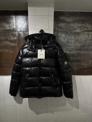 Moncler maya  - Svart moncler maya jacka. 