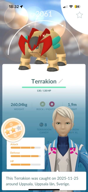 Blå och vit jacka med sportig look - Jacka i blått och vitt med ljusblå detaljer och rosa inslag på axlarna. Hög krage och dragkedja framtill, samt sportig design med grafiska linjer. Jackan har lång ärm och ser ut att vara i syntetmaterial.