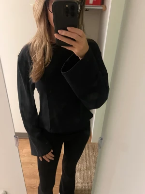 Svart figursydd tröja  - En simpel och snygg svart figursydd tröja, aldrig använd🩷