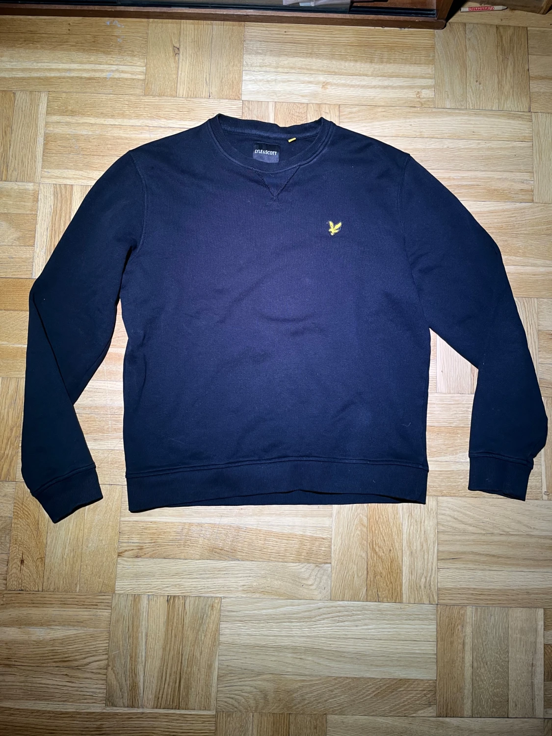 Svart sweatshirt från Lyle & Scott