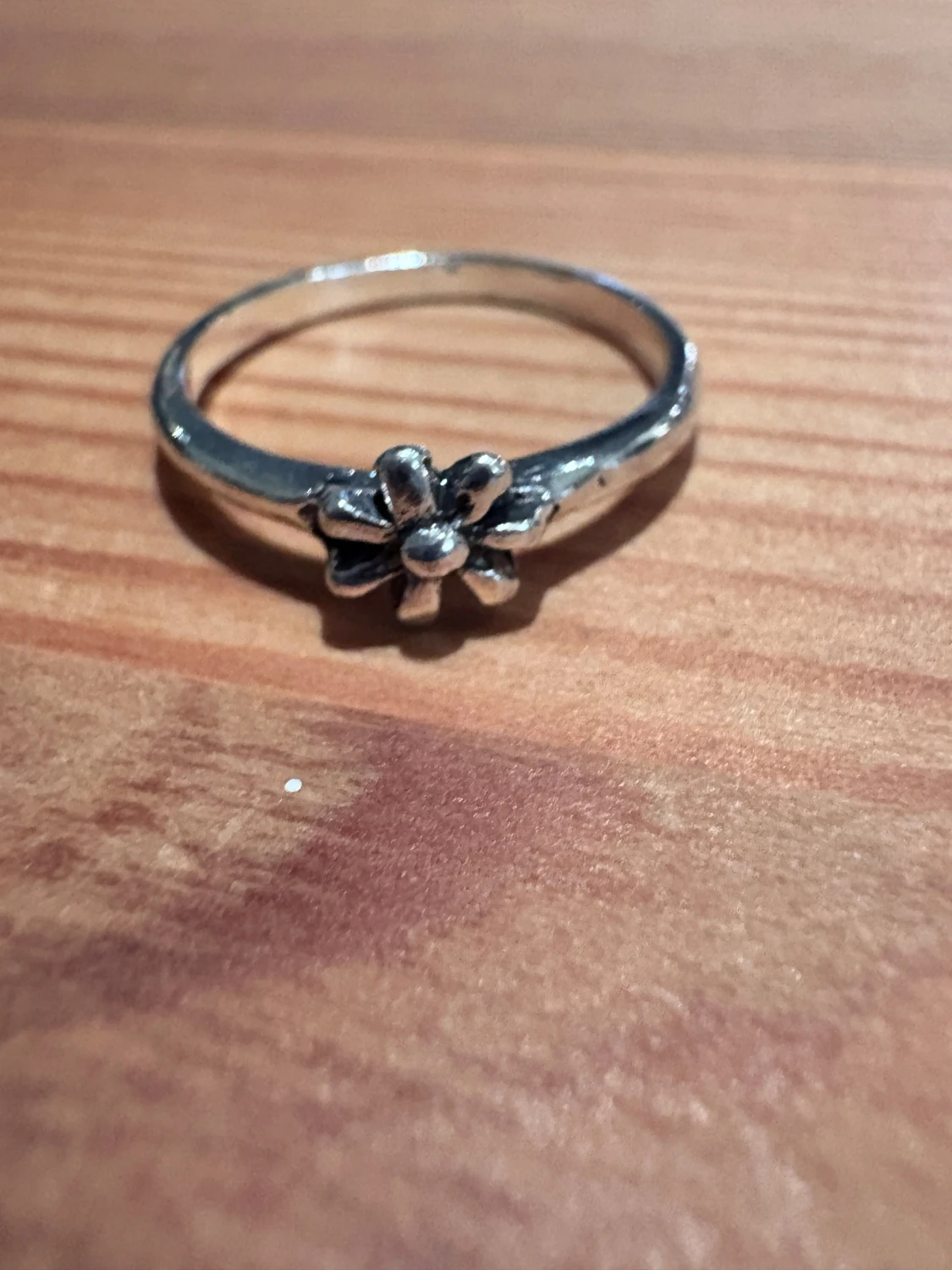 Silverring med blomma