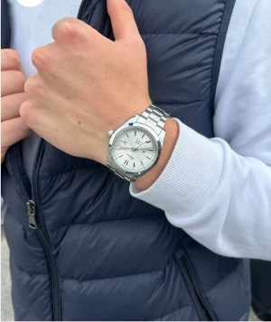 Silverfärgad klocka från Doventi  - Säljer en stilren klocka från Doventi med silverfärgat armband i metall och rund urtavla. Urtavlan är vit med romerska siffror och datumvisning. Perfekt accessoar för dig som gillar klassisk och clean design.