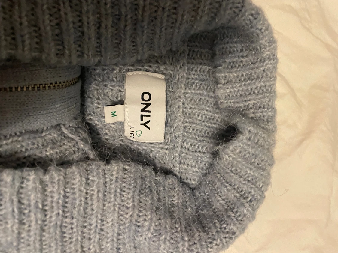 Ljusblå stickad tröja med half zip - 2