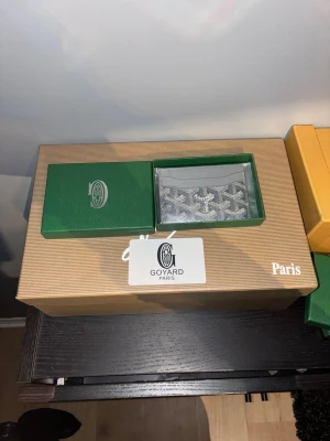 Plånbok/korthållare - Tja, säljer en riktigt snygg plånbok/korthållare. Ej orginal därav de billiga priset men de är inget som märks av. Tveka inte på att höra dig vid fundering!