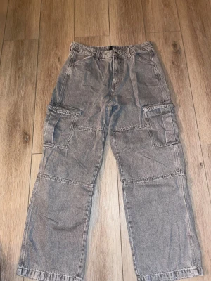 Grå cargo byxor från h&m - Cargo byxor från hm storlek 42