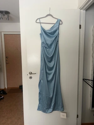 Adoore klänning - Almeria dress från Adoore, finns inte att köpa i denna färgen längre (ljusblå) Endast testad, prislapp kvar.  Inga anmärkningar  Perfekt till bal, bröllop eller andra festligheter