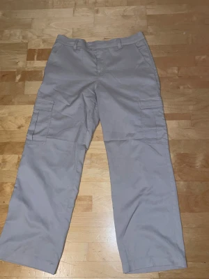 Cargo byxor från H&M - Cargo byxor från H&M storlek 42