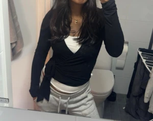 Svart omlottopp  - Superfin svart omlott topp från asos som kommit till användning vid två tillfällen🩷