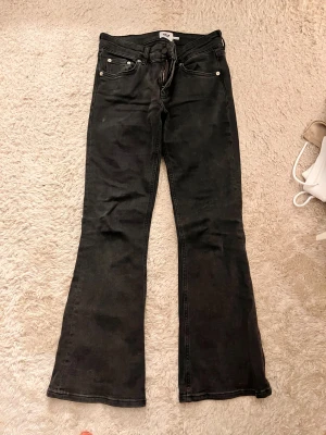Svarta Jeans mid waist - Dessa fina jeans är från lager 157 dom är svarta midwaist jeans och är i ett hyfsat bra skick.