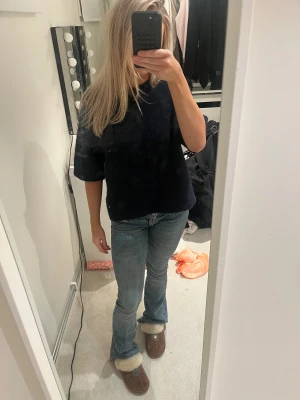 Mörkblå stickad tröja med kort ärm - Säljer en mörkblå stickad tröja med korta ärmar och avslappnad passform. Tröjan är från Gina ❤️