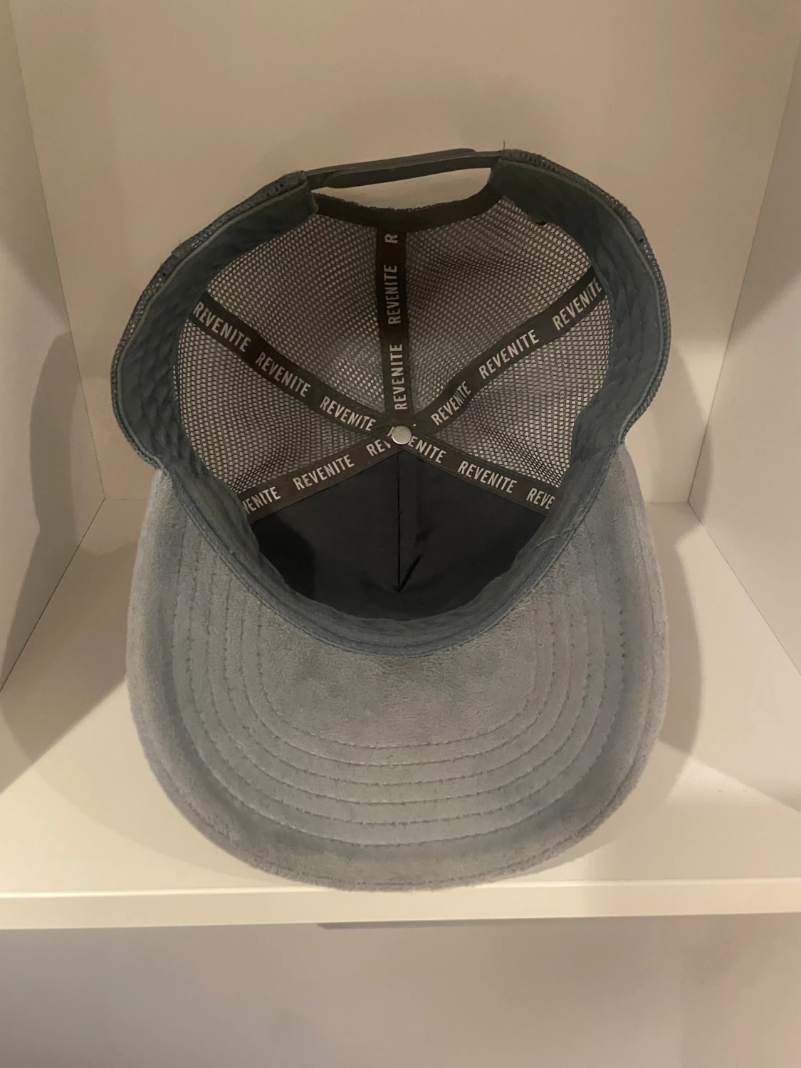 Grå truckerkeps från Revenite - 1