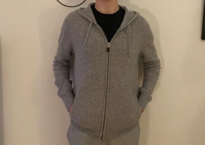 Merinoull tröja från sayless - Mjuk och skön grå hoodie med huva och snörning. Tröjan har hel dragkedja framtill, två fickor och ribbade muddar vid ärmslut och nederkant. Perfekt för chill dagar och enkel att matcha med andra plagg.                                         STORLEK: XXS , KÖPT FÖR 899kr‼️⚠️ALDRIG ANVÄND ⚠️