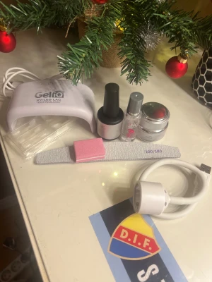 Nagel Kit - ett nagel kit bestående av Nagelgigantens Acid Free Primer, Extreme Bonder & Top Coat. Depend’s GeliQ UV/LED lampa (med sladd), tippar från Depend, 100/180 grit nagelfil, buffer & en liten uv-lampa🩷 skriv privat för fler frågor!!