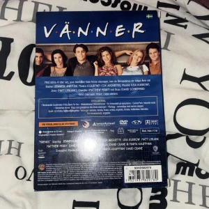 Vänner - Hela Första Säsongen -  Säljer hela V.Ä.N.N.E.R sesong 1 (med bonus clip)  eftersom att jag inte kollar på denna längre.  Om du har fler frågor är det bara att skriva till mig 💕