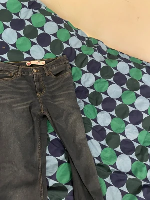 Levi's 502 mörkblå jeans taper - Säljer ett Levi's 502 mörkblå jeans taper  i mörkblå tvätt med klassiska fem fickor och snygga kontrastsömmar. Modellen har avsmalnande ben och normal passform, perfekt för dig som gillar stilrena och tidlösa jeans. Levi's patch bak och röd etikett på fickan. Använt fåtal gånger