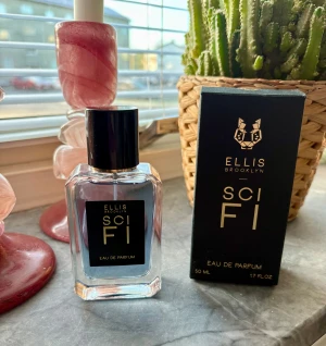 Ellis Brooklyn Sci Fi parfym - Ellis Brooklyn Sci Fi Eau de Parfum, 50 ml. Snygg och modern design som sticker ut. Perfekt storlek att ta med sig. En cool parfym för dig som gillar unika detaljer. Endast testad 