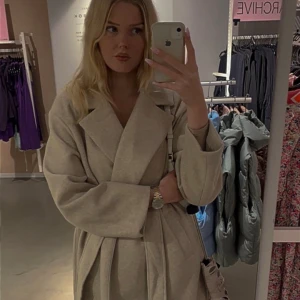 Kappa - Fin beige kappa från Ginatricot i storlek S. Använd en vinter, bra skick och varm. Lite nopprig som det blir med tiden. 