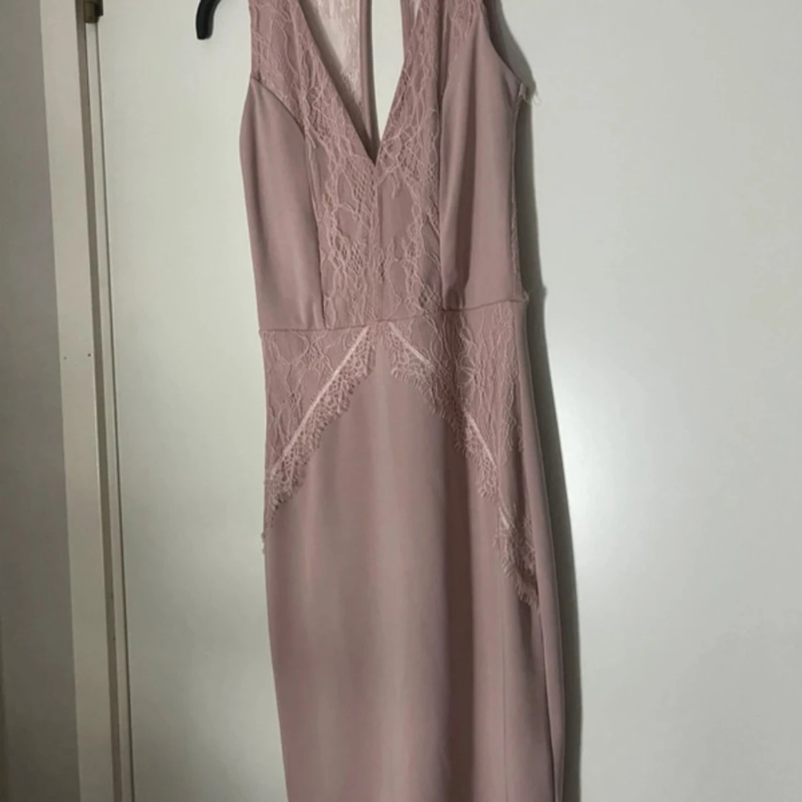 Ljusrosa spetsklänning med v-ringning