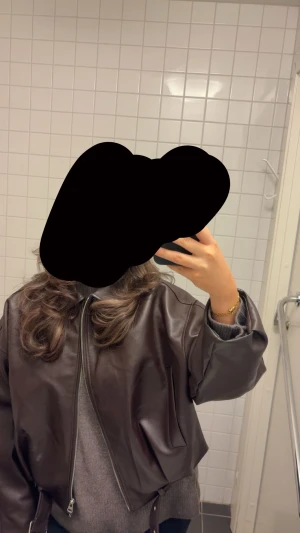 Pull and bear jacka - biker/skinnjacka - Så snygg och stilig biker/skinn jacka från pull and bear! Endast använd ett par fåtal gånger och är i mycket bra skick!