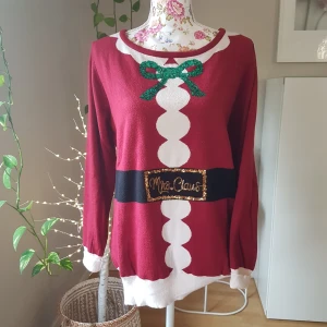 Jultröja/tomtetröja, till en Tomtemor - Knappt använd. Finstickad & följsam, väldigt mjuk & len. Dubbla lager fram som ger extra värme, mys- & kvalitetskänsla! ~ STOR rensning & erbjudanden i min shop ~