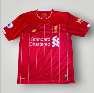 Liverpool tröja virgil 4 strl M - Helt ny. Fin replika med grym kvalitét. Storlek M. Pris: 349kr. Först till kvarn som gäller. Skickas direkt inom 24h