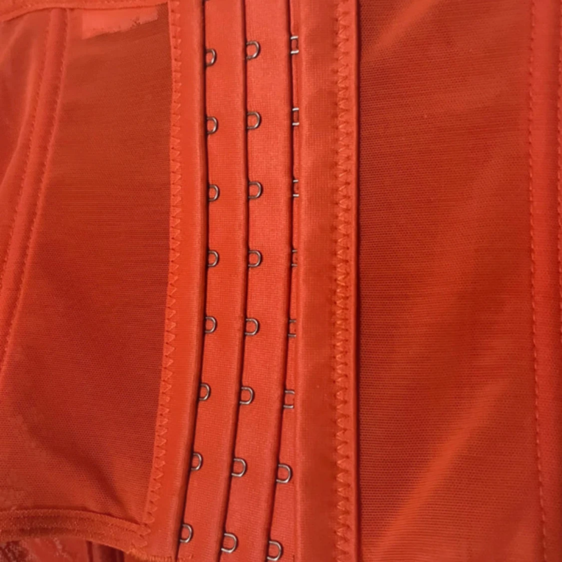 Röd spetskorsett med axelband - 1