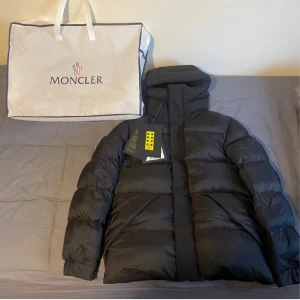 Moncler Madeira Jacka - Helt ny Moncler madeira puffer jacka, Storlek S, Väldigt bra kvalité och går även att scanna nfc. Hör av dig vid intresse.
