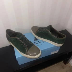 (Gröna Lanvins) (kan göra vettiga byten) - Snygga gröna sneakers från Lanvin Paris med ovandel i mocka och detaljer i olivgrönt skinn. Skorna har rund tå med glansig finish framtill, mörkgröna snören och vit platt sula. Perfekt för dig som gillar stilrena och exklusiva sneakers med lyxig känsla. Priset kan diskuteras vid (snabb) affär! Bara skriva vid minsta fundering eller fråga👍🏻