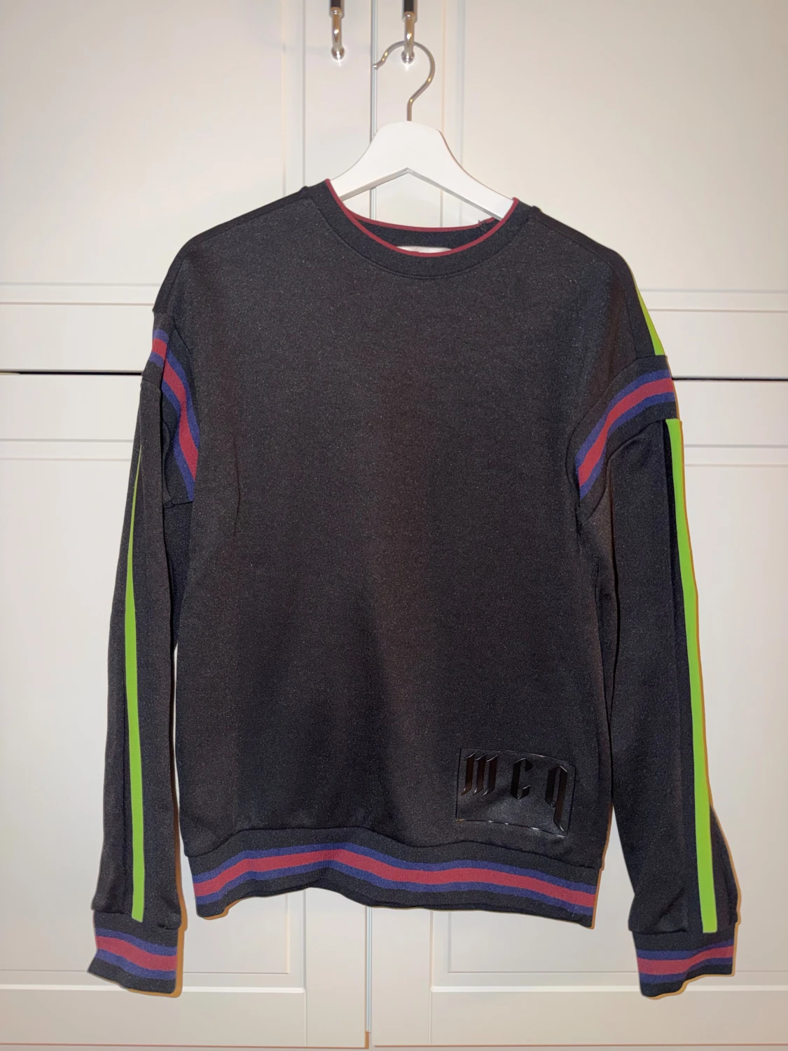 Svart MCQ sweatshirt med ränder