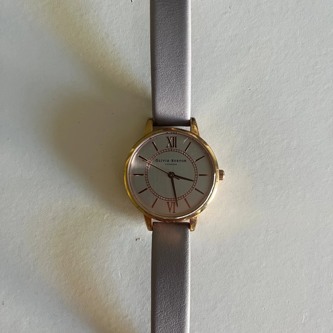 Olivia Burton klocka med grått läderband - 1