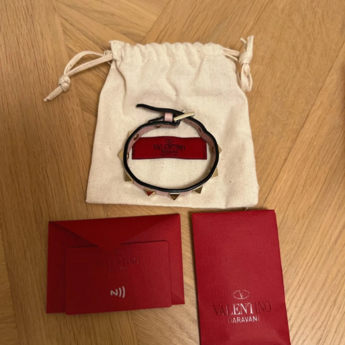 Valentino Garavani rosa armband med nitar - 1