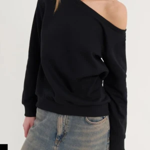 Svart offshoulder sweatshirt - Svart sweatshirt med offshoulder-design och lång ärm. Jätte fin till vardags nu i höst! Hör av er vid frågor eller om ni vill ha bilder!!