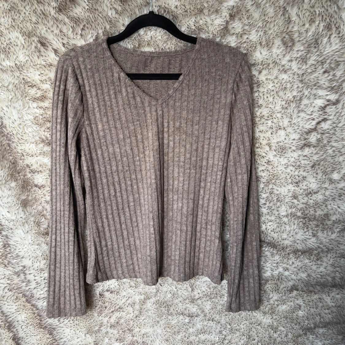 Ribbad beige långärmad tröja